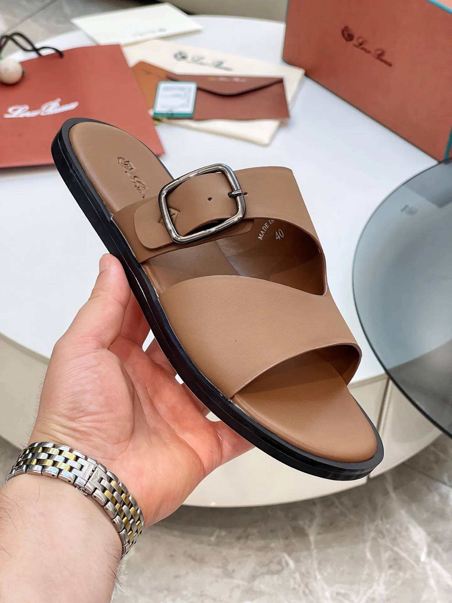 Men's shoes 💰420 Loro Piana, LP's popular spring and summer slippers are synchronized with the new counters, uppers are imported cowhide fabrics from Italy, high-quality splicing technology, soles: original soles specially provided by the original factory, exclusive molded soles are super comfortable, original factory orders, 🔍🔍high quality, you can go in and out of the counter at will, welcome to compare, code number 39-44 (order 38 45 46)